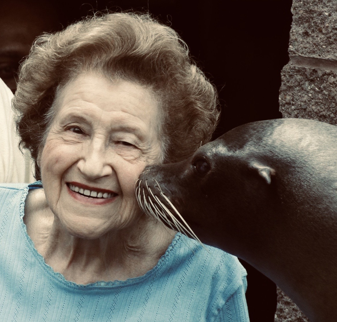 Former Pittsburgh Mayor Sophie Masloff with a seal at the Pittsburgh Zoo