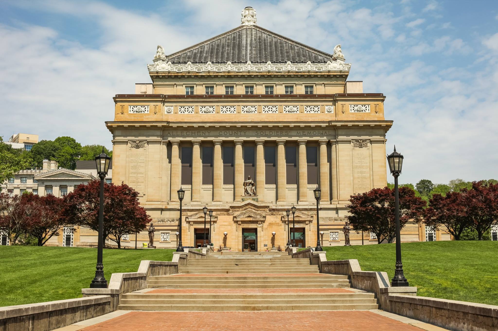 Exterior of Soldiers & Sailors in Oakland